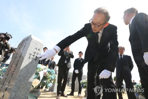 MB, 천안함 묘역 참배 “자유의전선서 헌신”…특사후 첫 공식일정