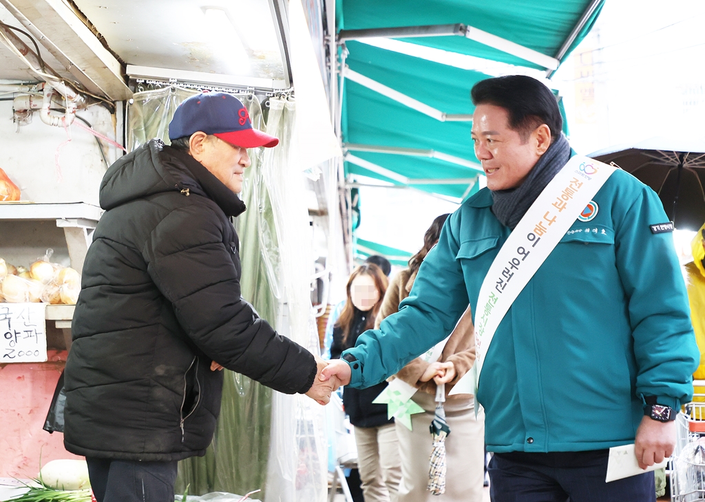 ‘얼은 손 따뜻하게 녹여드리겠다’ 최대호 안양시장, 관내 전통시장 방문