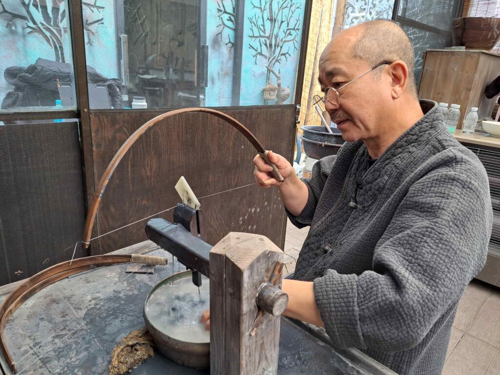 ‘53년 玉가공 외길 인생 인정 받았다’ 김영희씨, 국가무형유산 ‘옥장(玉匠)’ 보유자 인정