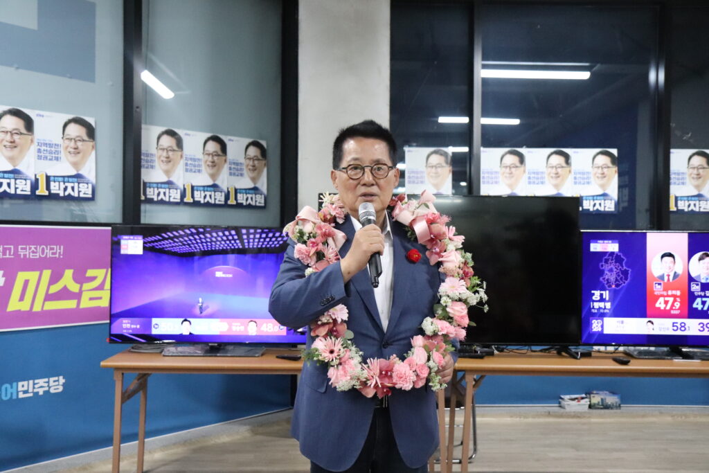 ‘내심 국회의장 욕심?’ 박지원, 연일 이재명 띄우기