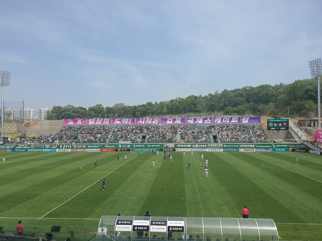 ‘국제스케이트장 반드시 우리가’ 축구장에 펼쳐진 김포시의 유치 열망