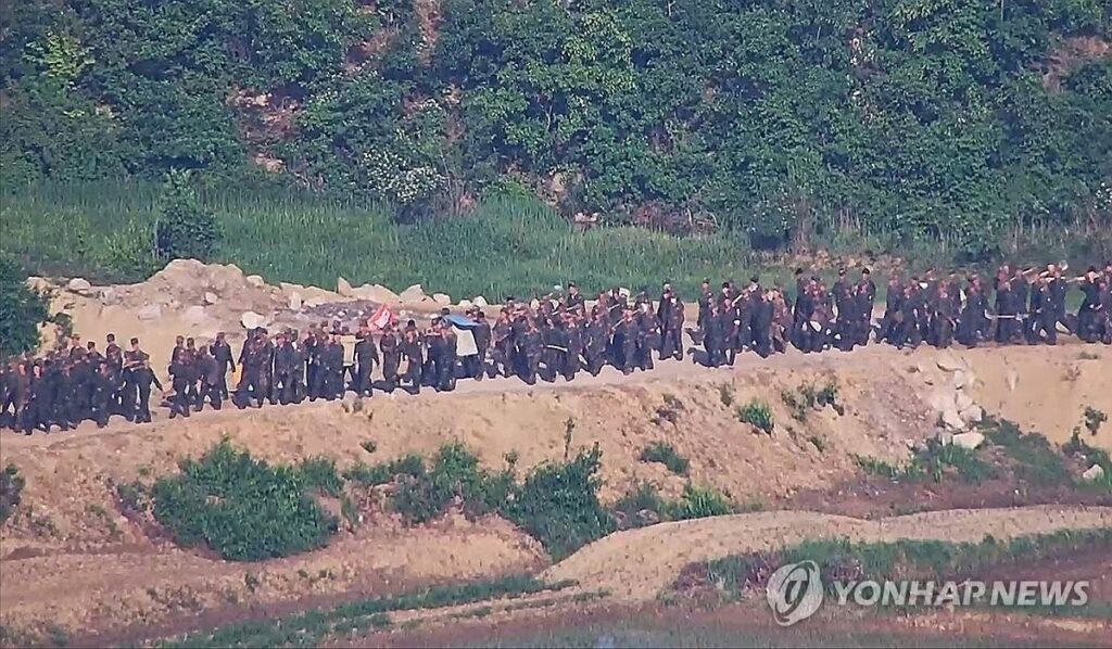 북한군 수십 명 또 군사분계선 넘어와…경고사격에 북상