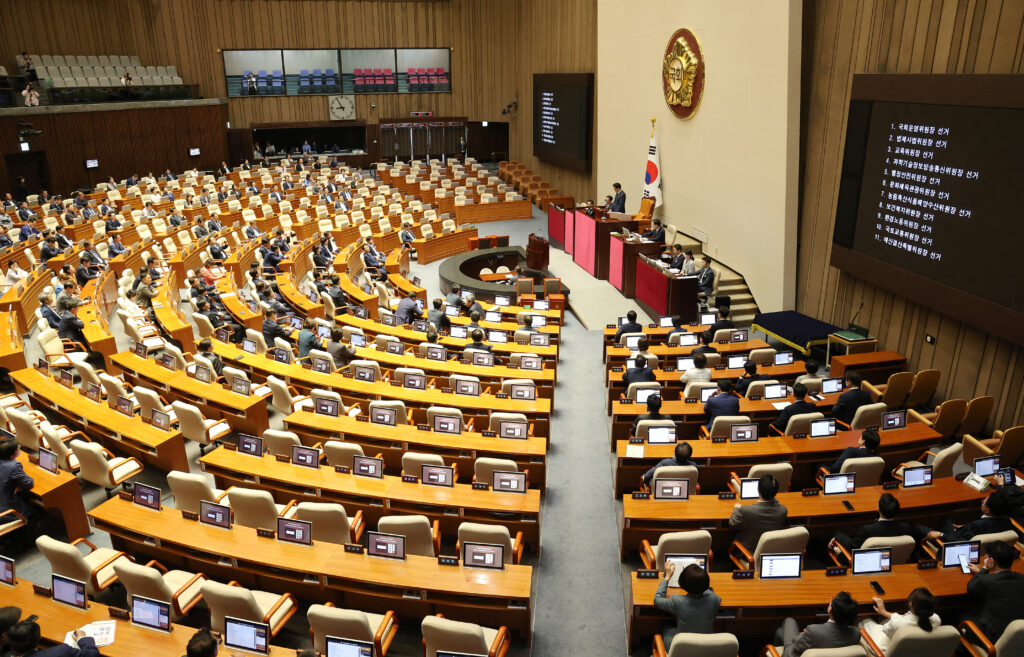 “국힘은 줄 때 받아라”…민주, 11개 상임위원장 꿀꺽