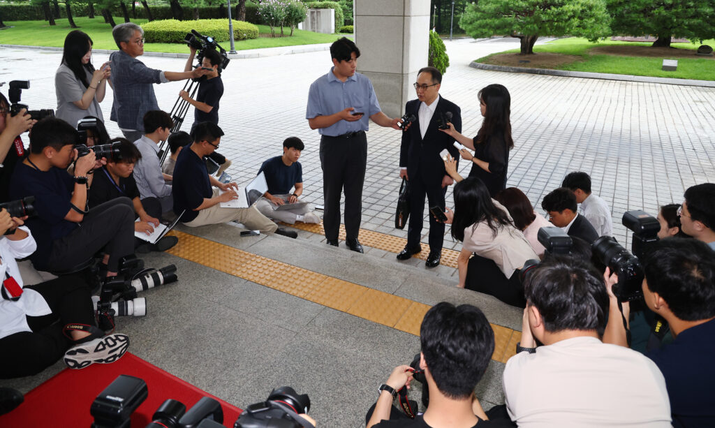 빼든 칼 다시 넣을 수도 없고…이원석·이창수 파워 게임