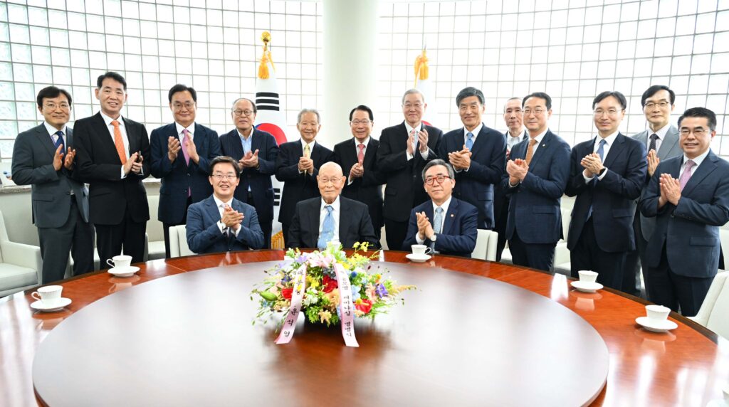 한국 외교의 거목 ‘공로명 전 외무부장관’ 기린 세미나실 개관