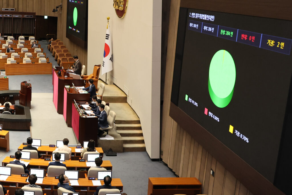 ‘구하라법’ 5년만에 국회 통과…”비정한 부모는 자녀 재산 못 받는다”