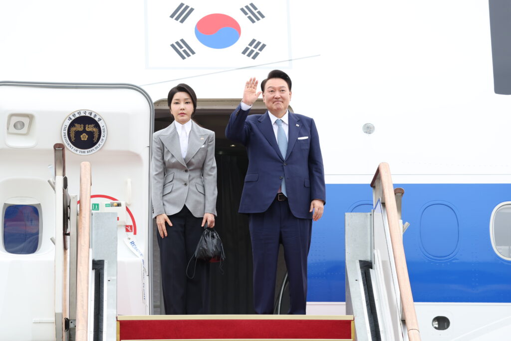 尹대통령, 체코 공식 방문차 출국…한동훈 대표 등 환송