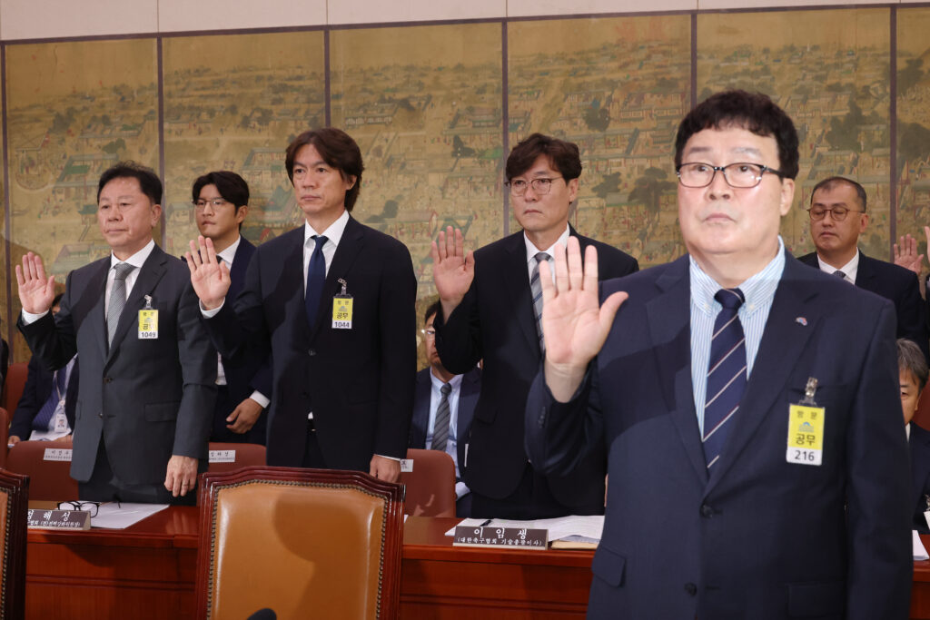 물집 잡힌 안세영 발 공개되자…대한배드민턴협회장 “규정 바꾸겠다”