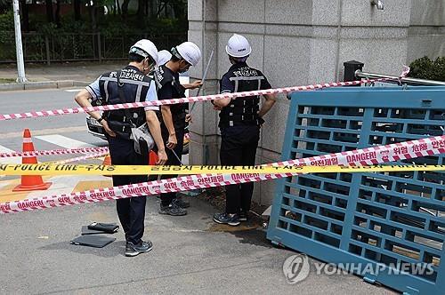 교문에 깔려 숨진 경비원…‘점검 소홀’ 교장 등 4명 송치