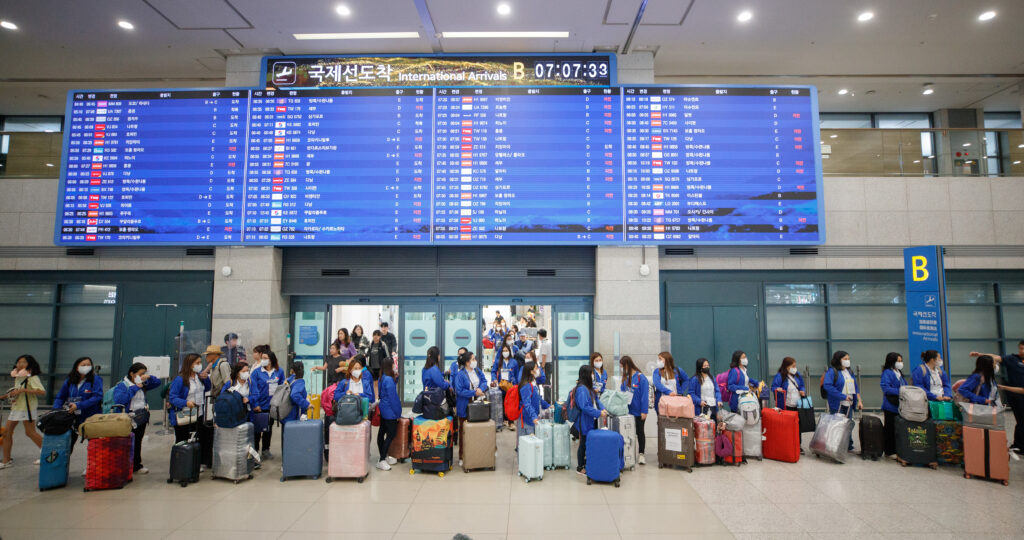 ‘무단이탈’ 필리핀 가사관리사 2명 강제 출국