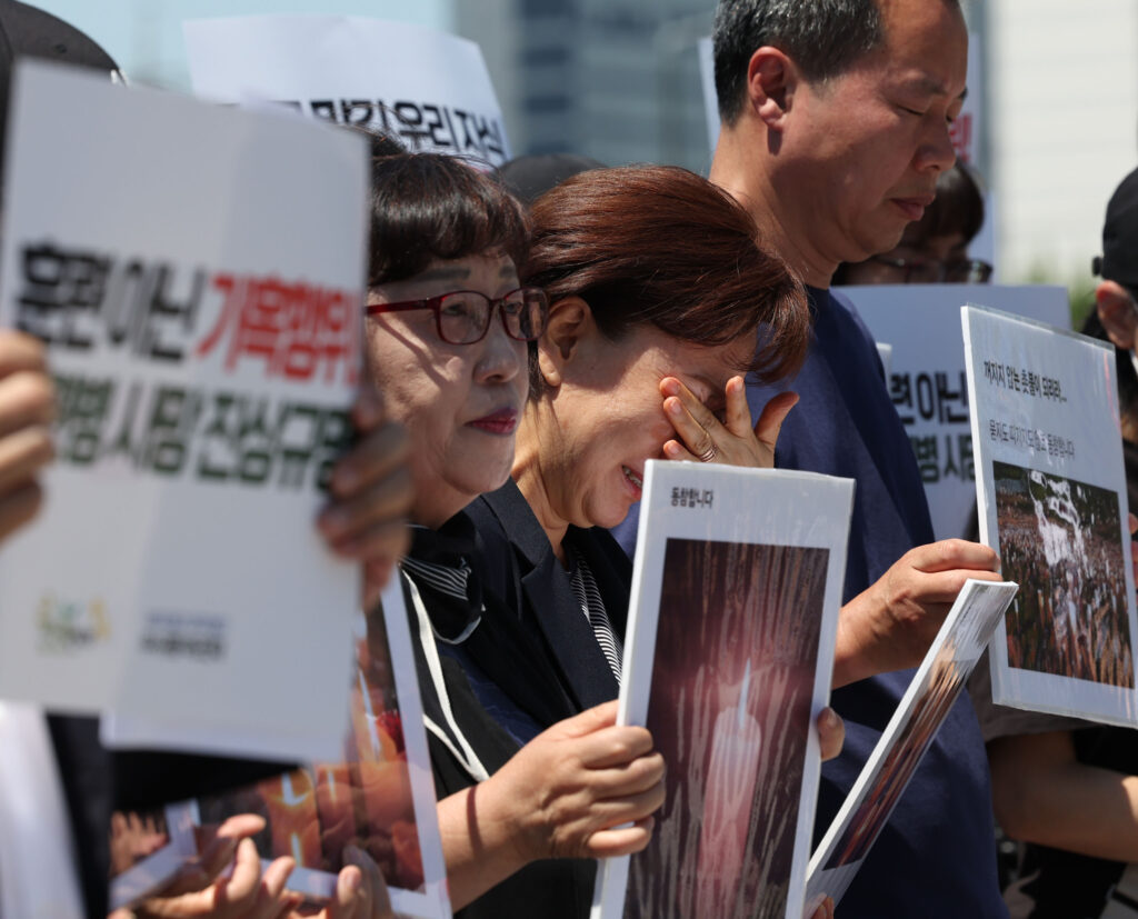 조국, ‘軍복무 사망’ 유족 만나 “국가배상 가능토록 법개정해야”