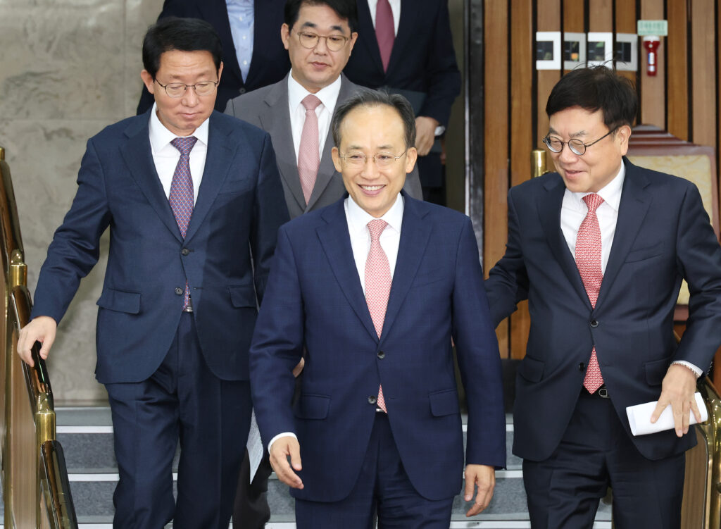 與 “이재명 신격화로 사법부 겁박”…’野 균열내기’도 군불