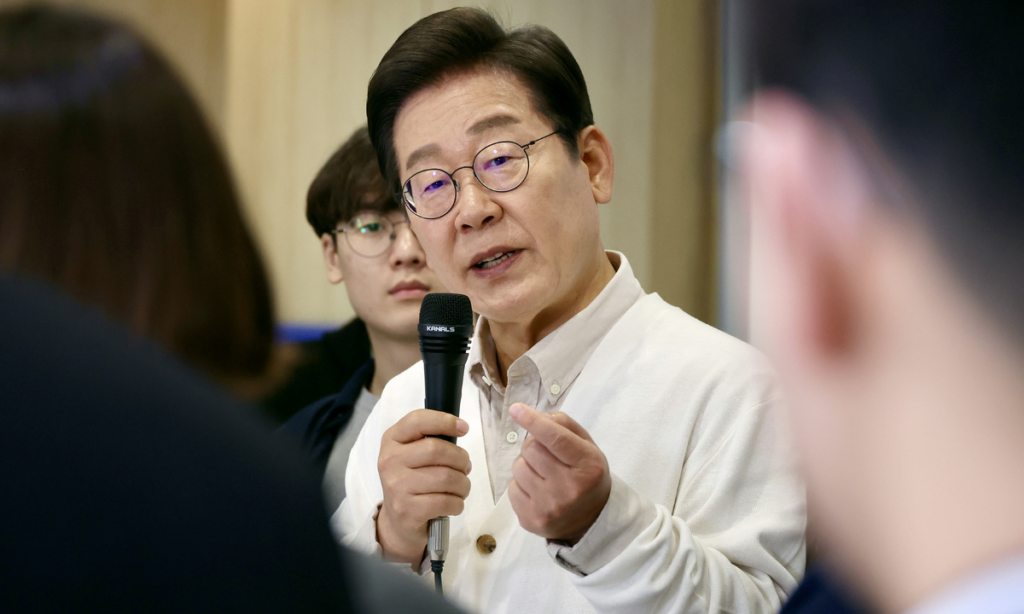 이재명 “국방부 장관, 이제 민간인이 맡는 게 바람직하다” 이재명 “국방부 장관, 이제 민간인이 맡는 게 바람직하다”