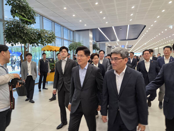 ‘삼성’ 찾은 김문수, “반도체로 대한민국 다시 일으키겠다” ‘삼성’ 찾은 김문수, “반도체로 대한민국 다시 일으키겠다”