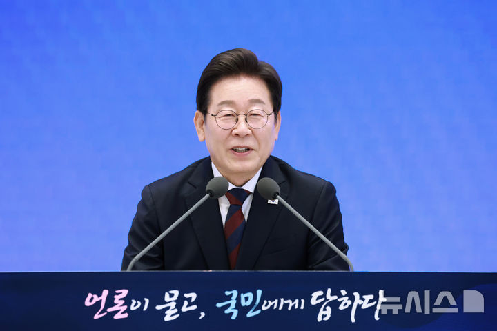 이 대통령, 취임 30일 기자회견