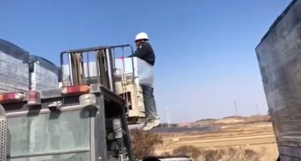 지게차에 묶어 ‘번쩍’…나주 벽돌공장 스리랑카 노동자 ‘인권 유린’ 논란