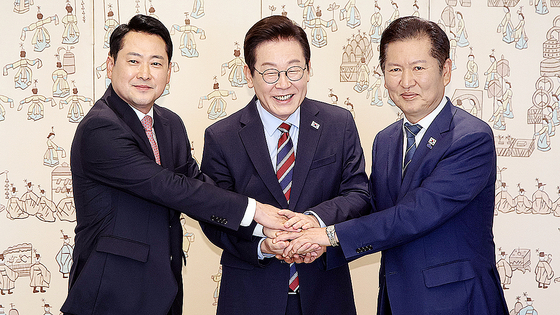 이재명 대통령, 여야 대표 첫 회동…장동혁 “마늘·쑥 먹고 악수…