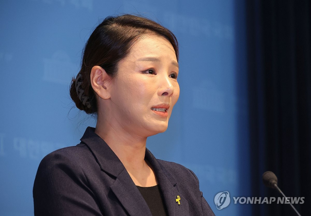 조국혁신당 강미정 대변인 탈당 선언…“성희롱·괴롭힘 외면한 당, 더는 기다릴…