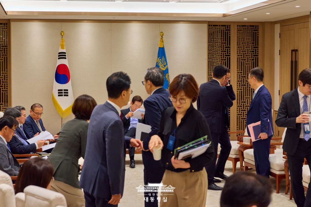 김현지 제1부속실장, 국감 첫날 휴대전화 교체…野 “사법리스크 시기마다 교체…