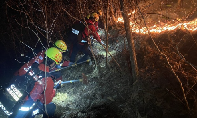 강원 인제 산불에 주민 대피령…야간·험준한 지형에 진화 작업 난항