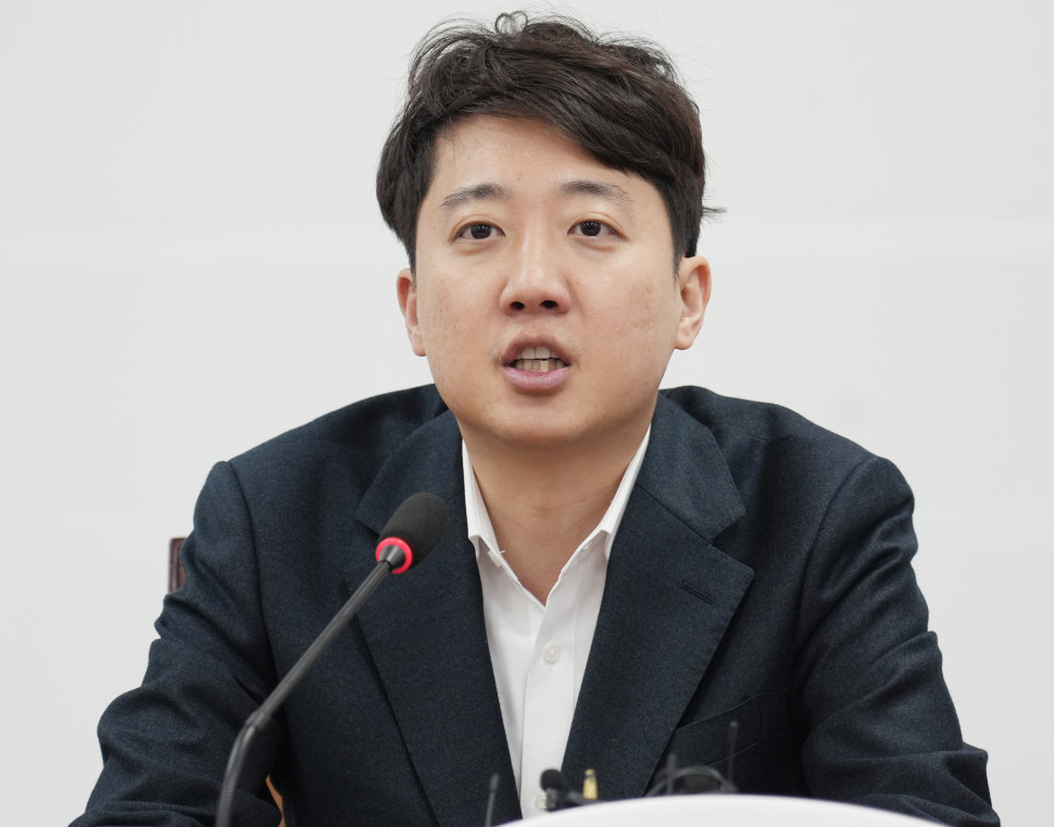 이준석 “전과 4범 대통령, 공무원들을 범죄자 취급…도 넘은 내로남불” 이준석 “전과 4범 대통령, 공무원들을 범죄자 취급…도 넘은 내로남불”