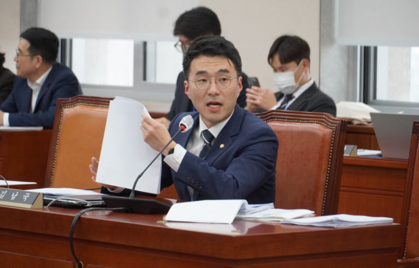 ‘인사청탁 논란’ 김남국 결국 사의…野 “애지중지 현지” 맹공