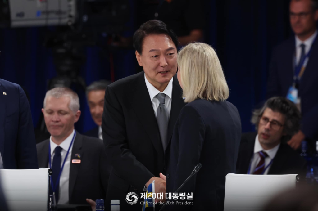 윤석열 “참 미안하다”…계엄군 장성들 앞에서 사과, “구치소서 밤늦게까지 기도”