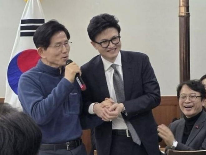 김문수, 한동훈 손 맞잡고 작심 발언 “우리 당 보배인데,…