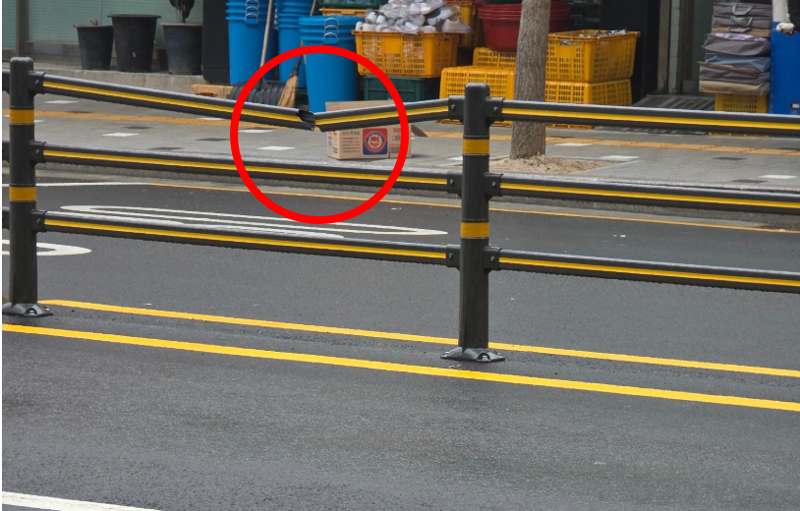 무단횡단하다 안전펜스 ‘뽀각’…촉법소년 무리, 웃으며 인증사진까지 남겼다