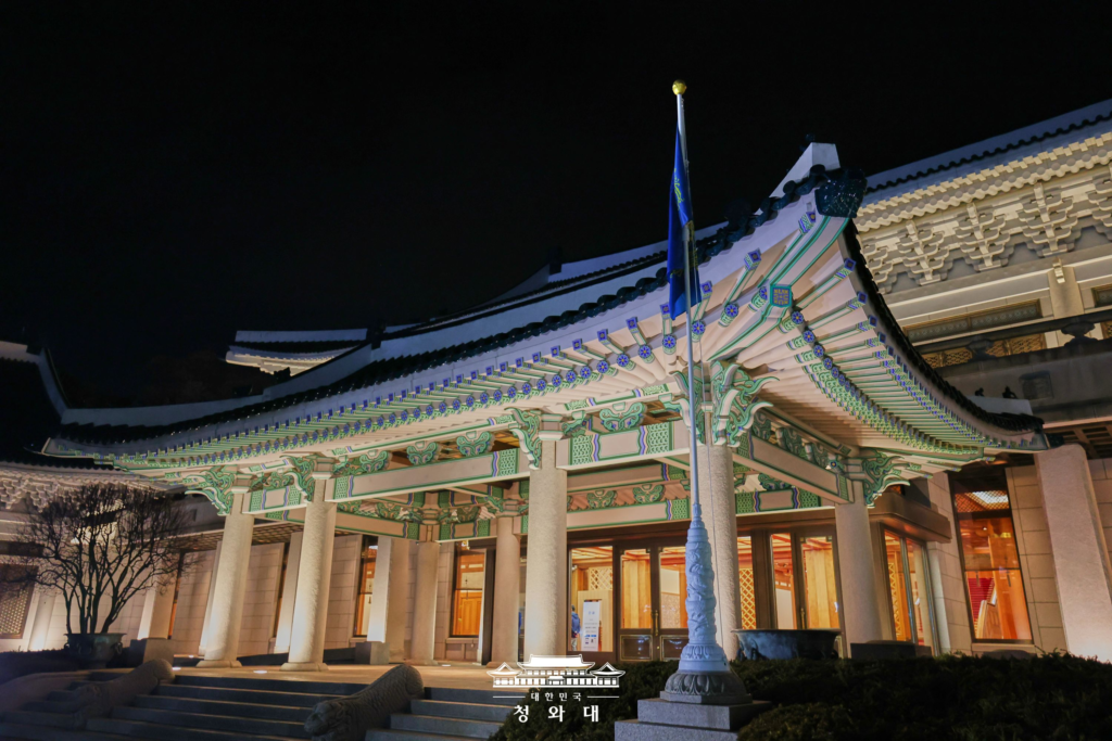 이재명 대통령, 청와대 첫 출근…1,330일 만에 ‘청와대 시대’ 재개 이재명 대통령, 청와대 첫 출근…1,330일 만에 ‘청와대 시대’ 재개