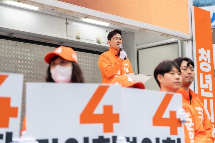 정이한 전 부산시장 후보 ‘자작극 의혹’ 수사…개혁신당 “탈당 상태, 사실 확인 후 법적 조치” 정이한 전 부산시장 후보 ‘자작극 의혹’ 수사…개혁신당 “탈당 상태, 사실 확인 후 법적 조치”