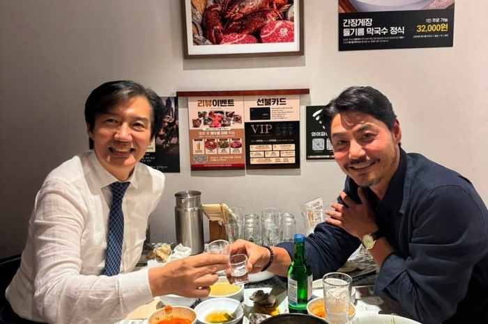조국, ‘소주 인증샷’ 논란 반박…”와인도 소주도 다 마셨다”