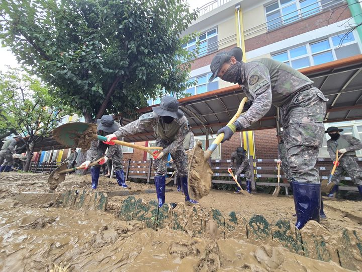 폭우 할퀸 거제·통영, 이재민 245명 이틀째 대피…복구 작업 돌입