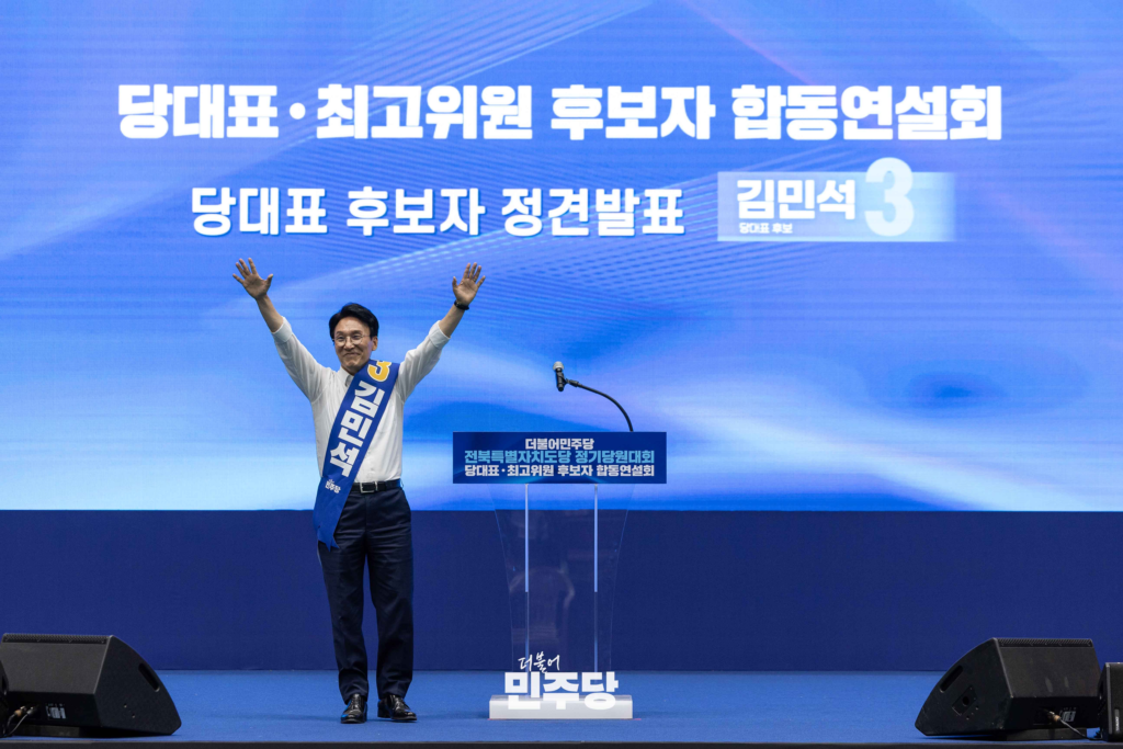 강훈식 껴안고 찰칵…김민석 “청와대와 벽 없는 원팀”