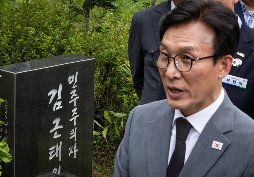 김민석, ‘민주당 거목’ 3일 연속 참배…후단협 논란 넘어 ‘정통성&hellip;