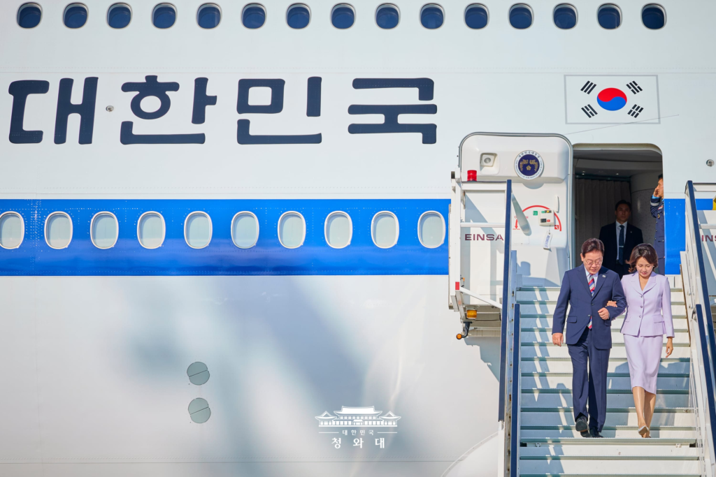 이재명 대통령, 순방 마치고 곧바로 청와대 출근…부동산·증시 현안 점검
