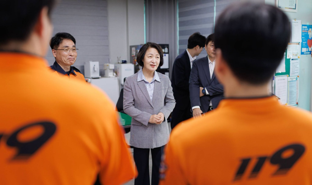 개그맨 이상민, 추미애에 ‘빨대 250개’ 배송…“코미디보다 웃프다”
